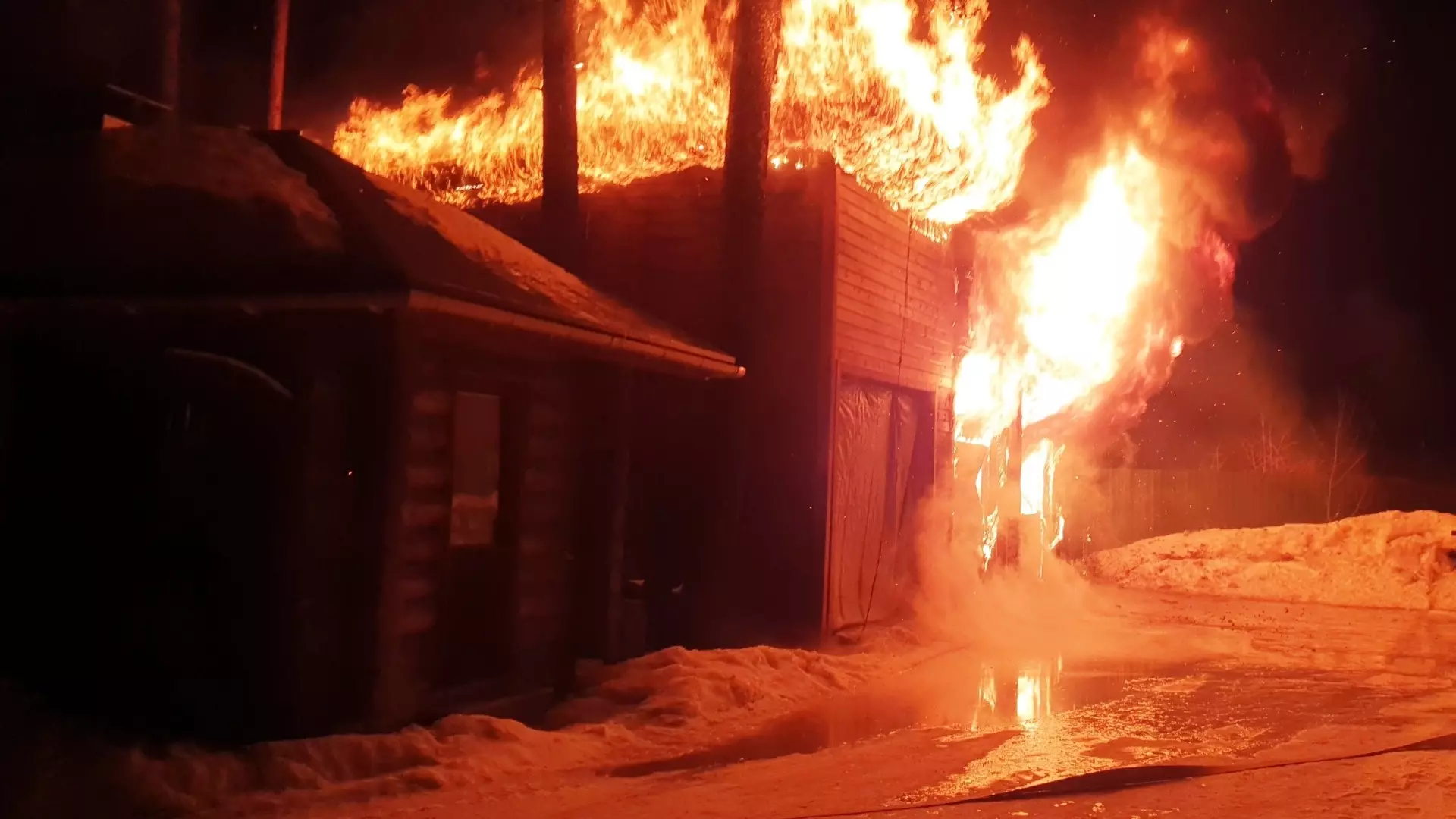 Страшный пожар уничтожил хозпостройку в Костомукше