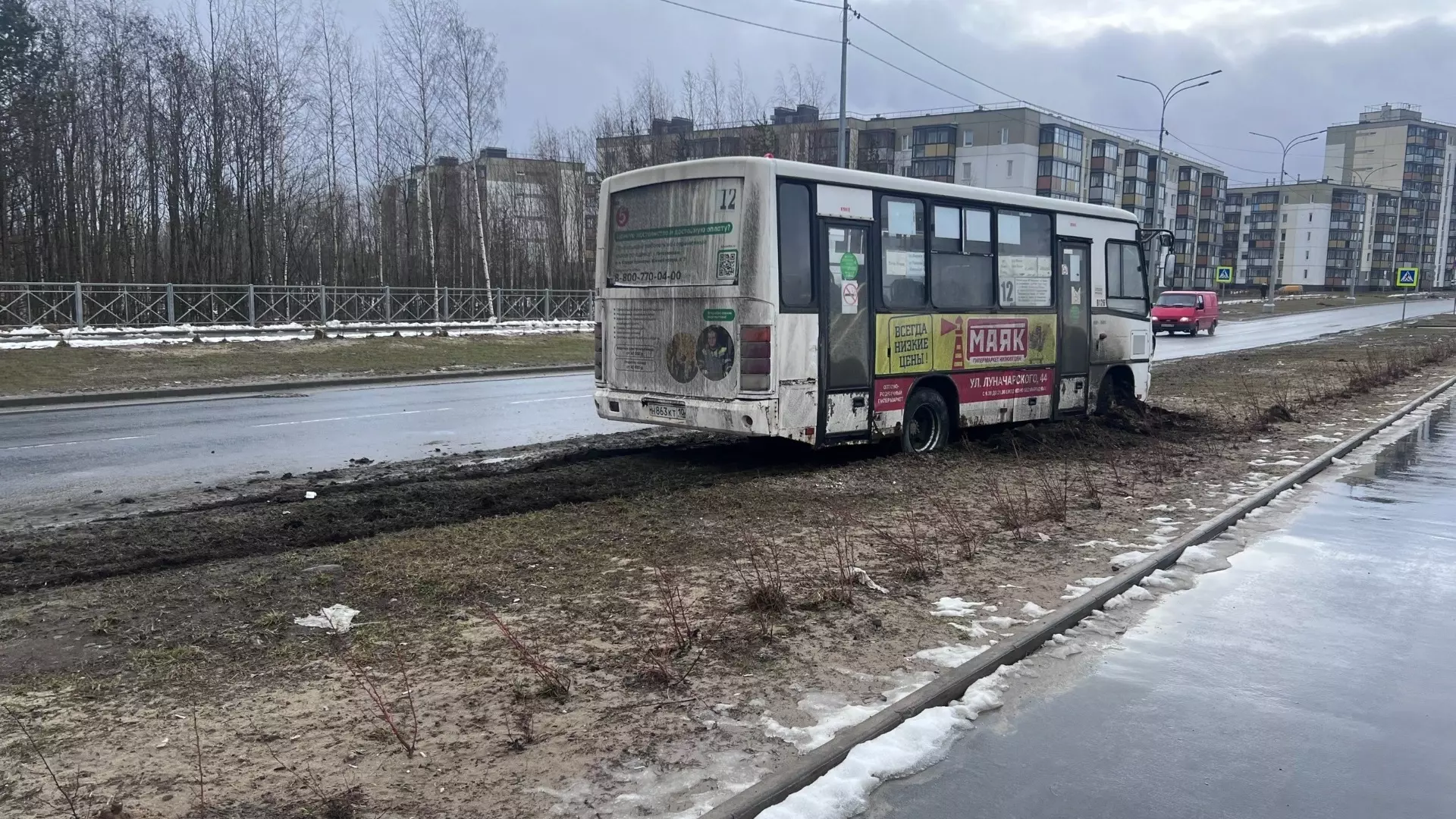Маршрутный автобус вылетел с дороги в микрорайоне Петрозаводска