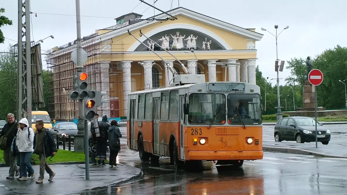 Троллейбус на площади Кирова, 2004 год
