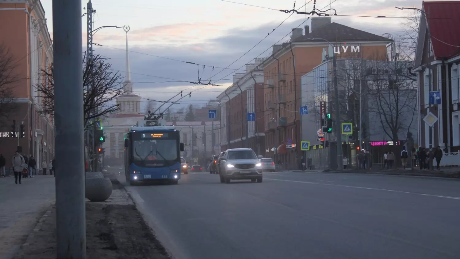 Троллейбус на проспекте Ленина, апрель 2024
