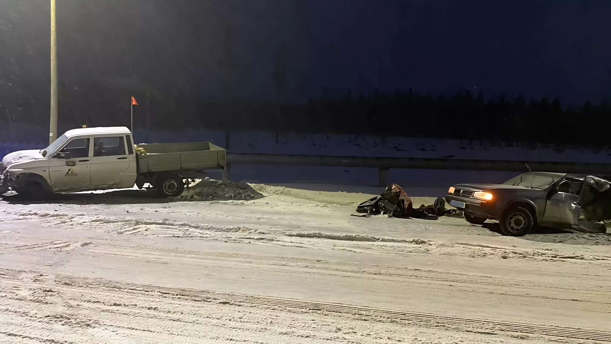 Два автомобиля столкнулись на заснеженной трассе в Карелии